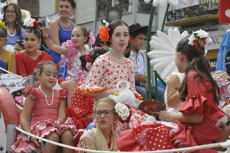 Los bastetanos abarrotan las calles para presenciar la cabalgata de las fiestas