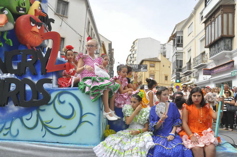 Los bastetanos abarrotan las calles para presenciar la cabalgata de las fiestas