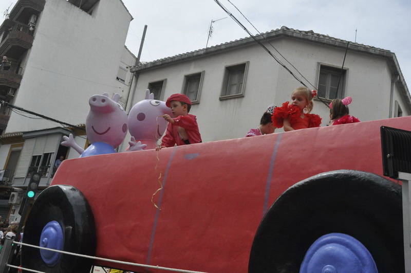 Los bastetanos abarrotan las calles para presenciar la cabalgata de las fiestas