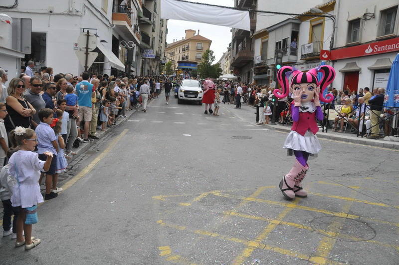 Los bastetanos abarrotan las calles para presenciar la cabalgata de las fiestas