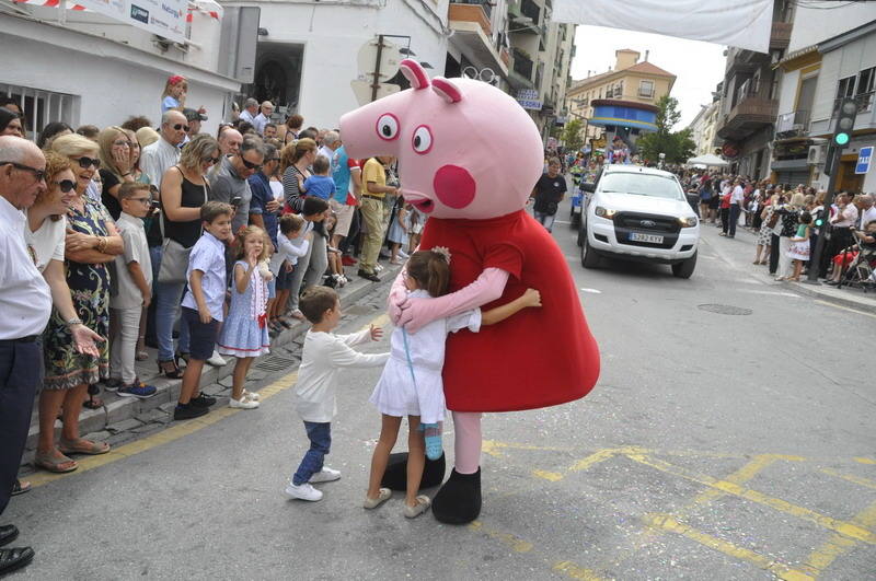 Los bastetanos abarrotan las calles para presenciar la cabalgata de las fiestas