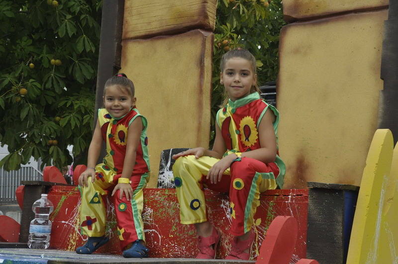 Los bastetanos abarrotan las calles para presenciar la cabalgata de las fiestas