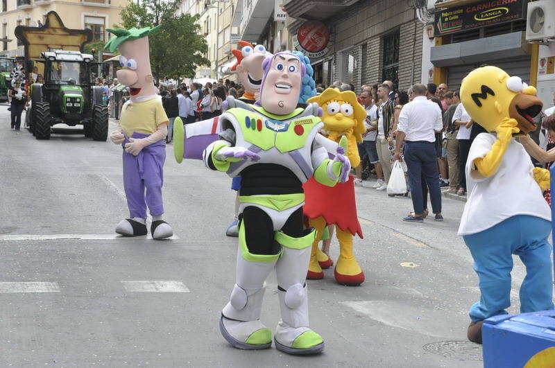 Los bastetanos abarrotan las calles para presenciar la cabalgata de las fiestas