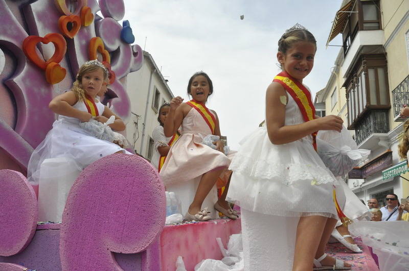 Los bastetanos abarrotan las calles para presenciar la cabalgata de las fiestas