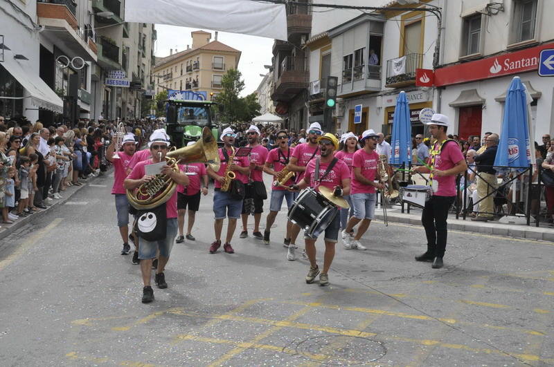 Los bastetanos abarrotan las calles para presenciar la cabalgata de las fiestas