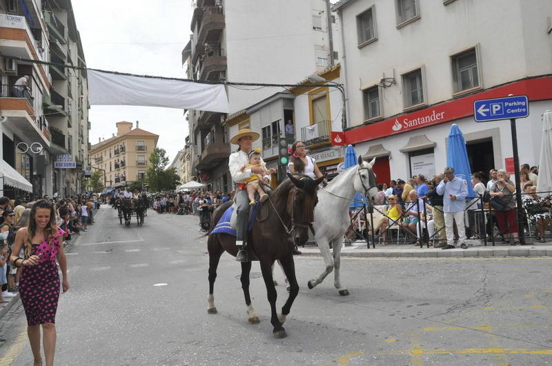 Los bastetanos abarrotan las calles para presenciar la cabalgata de las fiestas