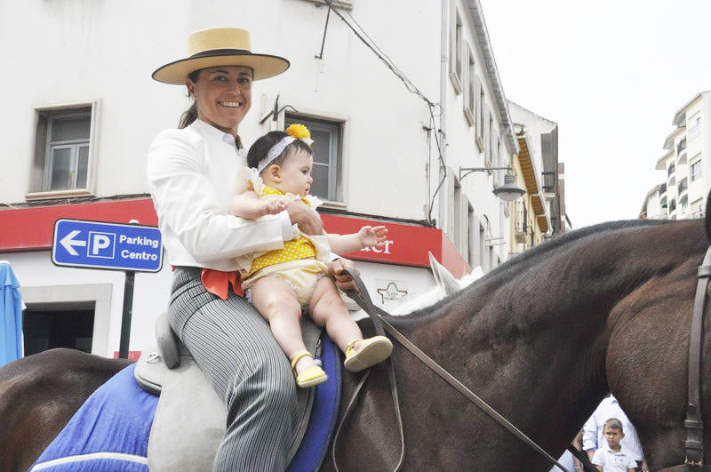 Los bastetanos abarrotan las calles para presenciar la cabalgata de las fiestas