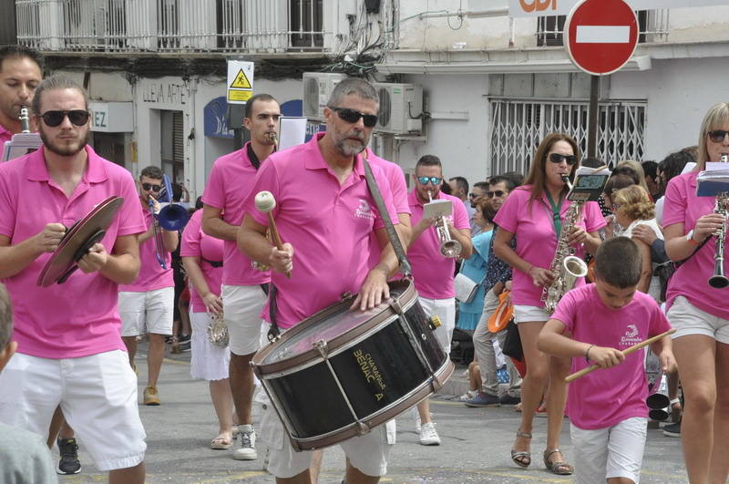 Los bastetanos abarrotan las calles para presenciar la cabalgata de las fiestas