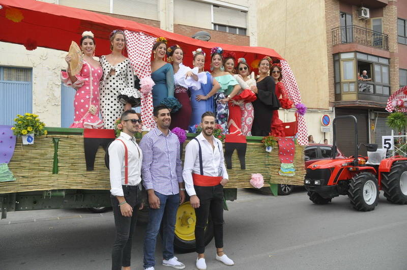 Los bastetanos abarrotan las calles para presenciar la cabalgata de las fiestas