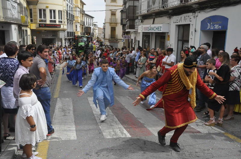 Los bastetanos abarrotan las calles para presenciar la cabalgata de las fiestas