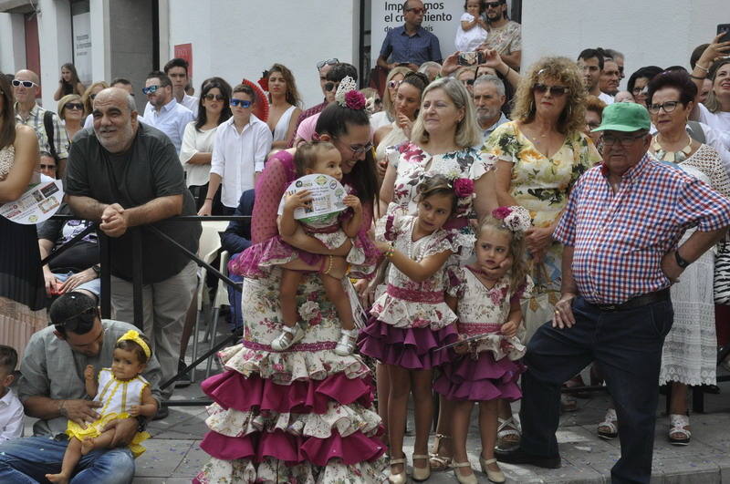 Los bastetanos abarrotan las calles para presenciar la cabalgata de las fiestas