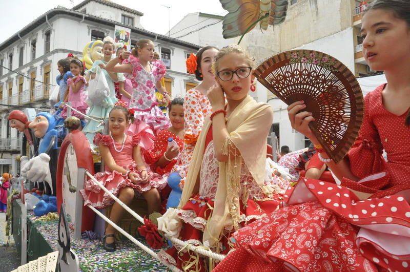 Los bastetanos abarrotan las calles para presenciar la cabalgata de las fiestas