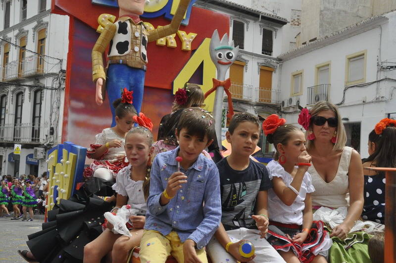 Los bastetanos abarrotan las calles para presenciar la cabalgata de las fiestas