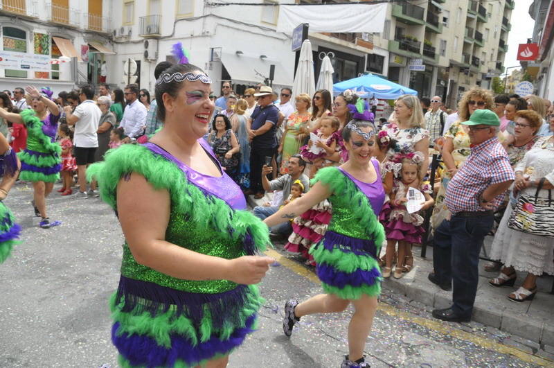 Los bastetanos abarrotan las calles para presenciar la cabalgata de las fiestas