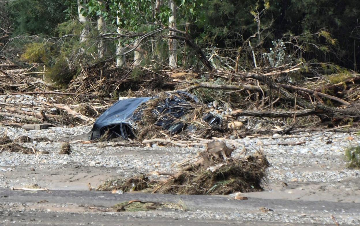 El vehículo en el que viajaba el vecino de La Jámula, anejo de Baza, que murió a causa de las fuertes precipitaciones.