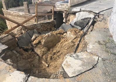 Imagen secundaria 1 - Temporal en Granada | Tres calles a pique de hundirse por un socavón en Cuevas del Campo