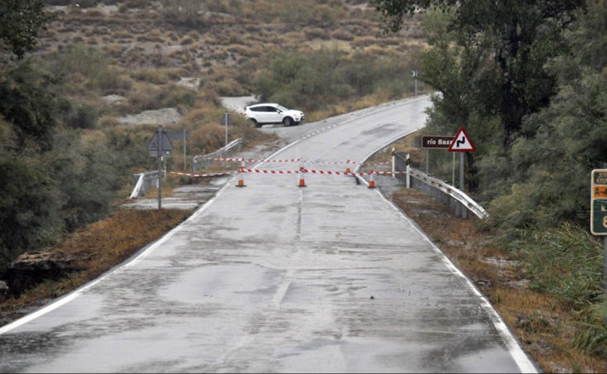 Puente cerrado sobre río de Baza 