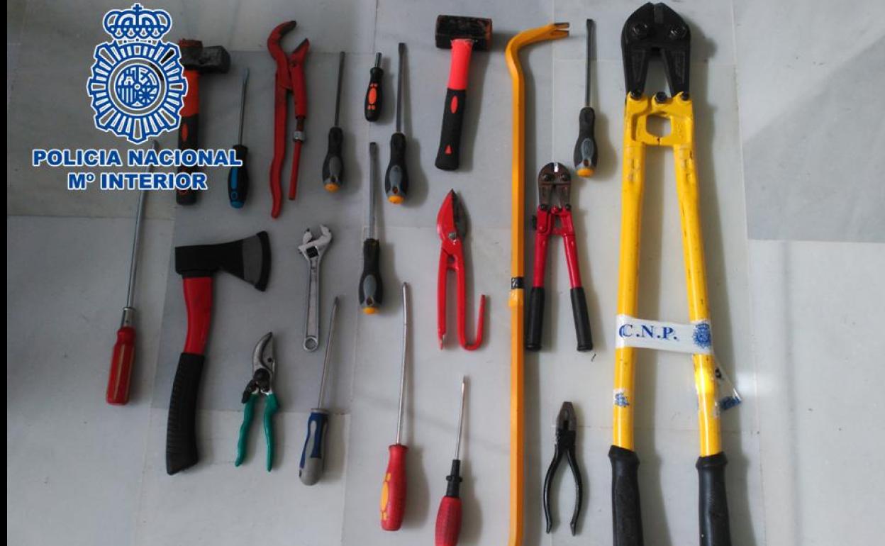 Sucesos en Granada | Sorprenden a un ladrón que se llevaba hasta lavadoras dentro de una casa cueva de Baza