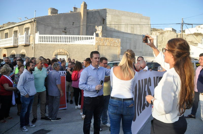 Así rezaba el manifiesto leído: «Un arreglo integral que dote a esta vía de unos arcenes decentes, que elimine curvas peligrosas y cambios de rasante que tantos accidentes han provocado en estos últimos años. Pedimos que sea incluida en los próximos presupuestos de la Junta de Andalucía. Hablamos de una carretera que une a las comarcas de Baza y Huéscar, y que de manera directa afecta a Benamaurel, Castilléjar, Cortes de Baza y Castril, así como a todos sus anejos»