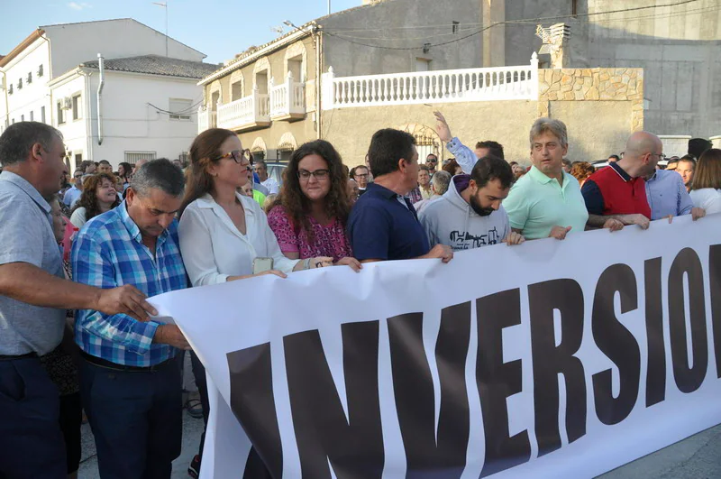 Así rezaba el manifiesto leído: «Un arreglo integral que dote a esta vía de unos arcenes decentes, que elimine curvas peligrosas y cambios de rasante que tantos accidentes han provocado en estos últimos años. Pedimos que sea incluida en los próximos presupuestos de la Junta de Andalucía. Hablamos de una carretera que une a las comarcas de Baza y Huéscar, y que de manera directa afecta a Benamaurel, Castilléjar, Cortes de Baza y Castril, así como a todos sus anejos»