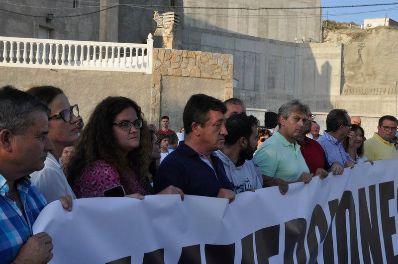 Así rezaba el manifiesto leído: «Un arreglo integral que dote a esta vía de unos arcenes decentes, que elimine curvas peligrosas y cambios de rasante que tantos accidentes han provocado en estos últimos años. Pedimos que sea incluida en los próximos presupuestos de la Junta de Andalucía. Hablamos de una carretera que une a las comarcas de Baza y Huéscar, y que de manera directa afecta a Benamaurel, Castilléjar, Cortes de Baza y Castril, así como a todos sus anejos»