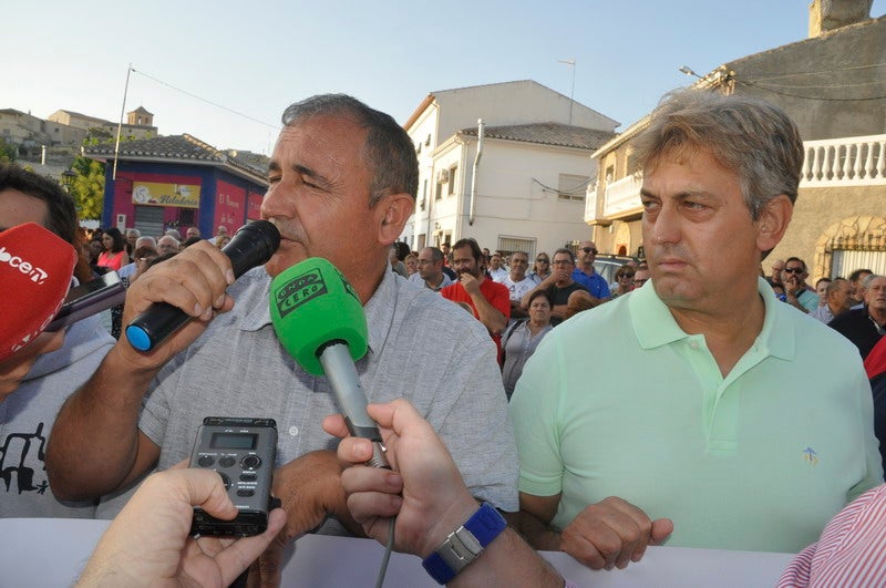 Así rezaba el manifiesto leído: «Un arreglo integral que dote a esta vía de unos arcenes decentes, que elimine curvas peligrosas y cambios de rasante que tantos accidentes han provocado en estos últimos años. Pedimos que sea incluida en los próximos presupuestos de la Junta de Andalucía. Hablamos de una carretera que une a las comarcas de Baza y Huéscar, y que de manera directa afecta a Benamaurel, Castilléjar, Cortes de Baza y Castril, así como a todos sus anejos»