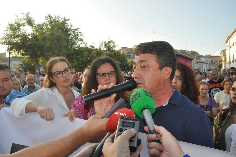 Así rezaba el manifiesto leído: «Un arreglo integral que dote a esta vía de unos arcenes decentes, que elimine curvas peligrosas y cambios de rasante que tantos accidentes han provocado en estos últimos años. Pedimos que sea incluida en los próximos presupuestos de la Junta de Andalucía. Hablamos de una carretera que une a las comarcas de Baza y Huéscar, y que de manera directa afecta a Benamaurel, Castilléjar, Cortes de Baza y Castril, así como a todos sus anejos»