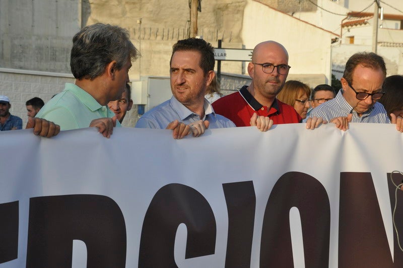 Así rezaba el manifiesto leído: «Un arreglo integral que dote a esta vía de unos arcenes decentes, que elimine curvas peligrosas y cambios de rasante que tantos accidentes han provocado en estos últimos años. Pedimos que sea incluida en los próximos presupuestos de la Junta de Andalucía. Hablamos de una carretera que une a las comarcas de Baza y Huéscar, y que de manera directa afecta a Benamaurel, Castilléjar, Cortes de Baza y Castril, así como a todos sus anejos»