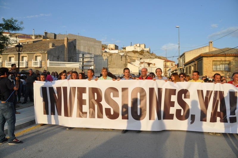 Así rezaba el manifiesto leído: «Un arreglo integral que dote a esta vía de unos arcenes decentes, que elimine curvas peligrosas y cambios de rasante que tantos accidentes han provocado en estos últimos años. Pedimos que sea incluida en los próximos presupuestos de la Junta de Andalucía. Hablamos de una carretera que une a las comarcas de Baza y Huéscar, y que de manera directa afecta a Benamaurel, Castilléjar, Cortes de Baza y Castril, así como a todos sus anejos»