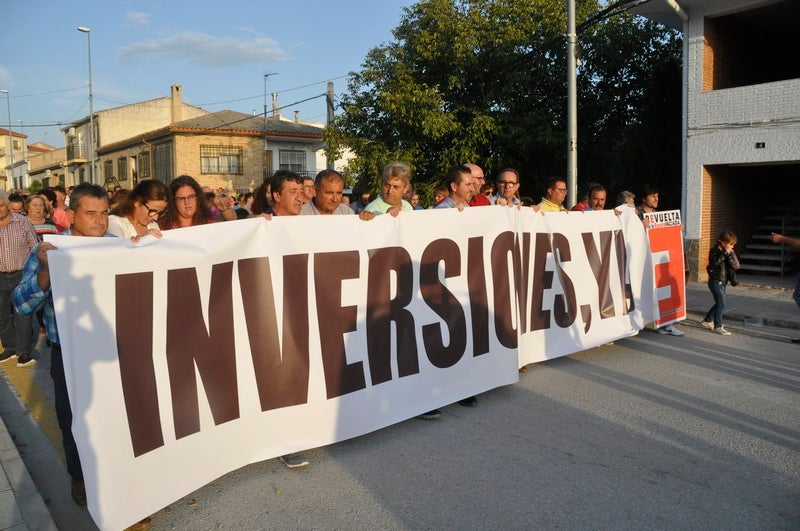 Así rezaba el manifiesto leído: «Un arreglo integral que dote a esta vía de unos arcenes decentes, que elimine curvas peligrosas y cambios de rasante que tantos accidentes han provocado en estos últimos años. Pedimos que sea incluida en los próximos presupuestos de la Junta de Andalucía. Hablamos de una carretera que une a las comarcas de Baza y Huéscar, y que de manera directa afecta a Benamaurel, Castilléjar, Cortes de Baza y Castril, así como a todos sus anejos»