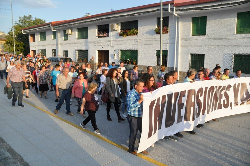Así rezaba el manifiesto leído: «Un arreglo integral que dote a esta vía de unos arcenes decentes, que elimine curvas peligrosas y cambios de rasante que tantos accidentes han provocado en estos últimos años. Pedimos que sea incluida en los próximos presupuestos de la Junta de Andalucía. Hablamos de una carretera que une a las comarcas de Baza y Huéscar, y que de manera directa afecta a Benamaurel, Castilléjar, Cortes de Baza y Castril, así como a todos sus anejos»