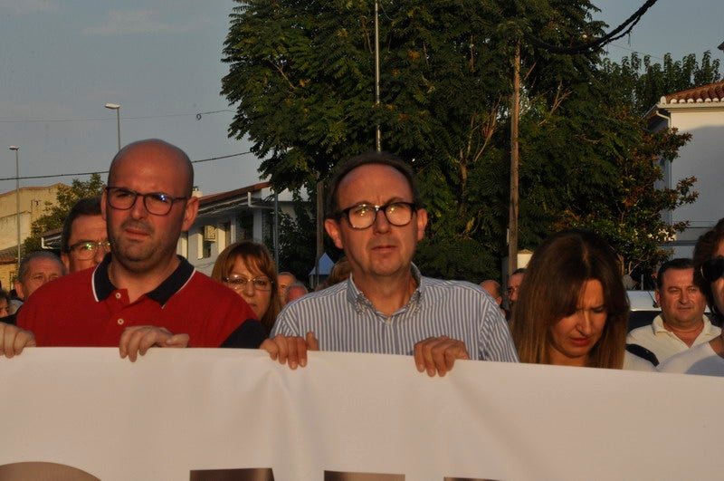 Así rezaba el manifiesto leído: «Un arreglo integral que dote a esta vía de unos arcenes decentes, que elimine curvas peligrosas y cambios de rasante que tantos accidentes han provocado en estos últimos años. Pedimos que sea incluida en los próximos presupuestos de la Junta de Andalucía. Hablamos de una carretera que une a las comarcas de Baza y Huéscar, y que de manera directa afecta a Benamaurel, Castilléjar, Cortes de Baza y Castril, así como a todos sus anejos»