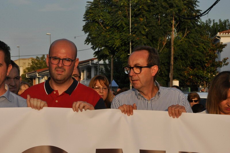 Así rezaba el manifiesto leído: «Un arreglo integral que dote a esta vía de unos arcenes decentes, que elimine curvas peligrosas y cambios de rasante que tantos accidentes han provocado en estos últimos años. Pedimos que sea incluida en los próximos presupuestos de la Junta de Andalucía. Hablamos de una carretera que une a las comarcas de Baza y Huéscar, y que de manera directa afecta a Benamaurel, Castilléjar, Cortes de Baza y Castril, así como a todos sus anejos»