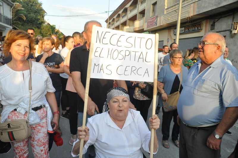 Así rezaba el manifiesto leído: «Un arreglo integral que dote a esta vía de unos arcenes decentes, que elimine curvas peligrosas y cambios de rasante que tantos accidentes han provocado en estos últimos años. Pedimos que sea incluida en los próximos presupuestos de la Junta de Andalucía. Hablamos de una carretera que une a las comarcas de Baza y Huéscar, y que de manera directa afecta a Benamaurel, Castilléjar, Cortes de Baza y Castril, así como a todos sus anejos»