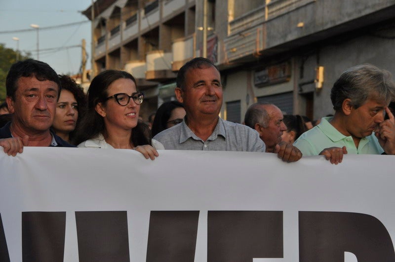 Así rezaba el manifiesto leído: «Un arreglo integral que dote a esta vía de unos arcenes decentes, que elimine curvas peligrosas y cambios de rasante que tantos accidentes han provocado en estos últimos años. Pedimos que sea incluida en los próximos presupuestos de la Junta de Andalucía. Hablamos de una carretera que une a las comarcas de Baza y Huéscar, y que de manera directa afecta a Benamaurel, Castilléjar, Cortes de Baza y Castril, así como a todos sus anejos»