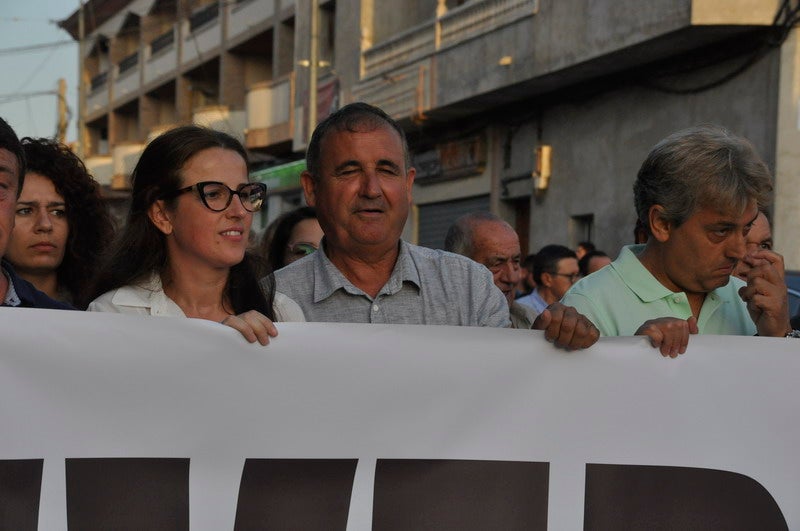 Así rezaba el manifiesto leído: «Un arreglo integral que dote a esta vía de unos arcenes decentes, que elimine curvas peligrosas y cambios de rasante que tantos accidentes han provocado en estos últimos años. Pedimos que sea incluida en los próximos presupuestos de la Junta de Andalucía. Hablamos de una carretera que une a las comarcas de Baza y Huéscar, y que de manera directa afecta a Benamaurel, Castilléjar, Cortes de Baza y Castril, así como a todos sus anejos»