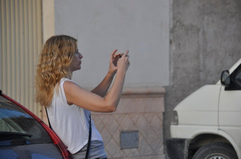Así rezaba el manifiesto leído: «Un arreglo integral que dote a esta vía de unos arcenes decentes, que elimine curvas peligrosas y cambios de rasante que tantos accidentes han provocado en estos últimos años. Pedimos que sea incluida en los próximos presupuestos de la Junta de Andalucía. Hablamos de una carretera que une a las comarcas de Baza y Huéscar, y que de manera directa afecta a Benamaurel, Castilléjar, Cortes de Baza y Castril, así como a todos sus anejos»
