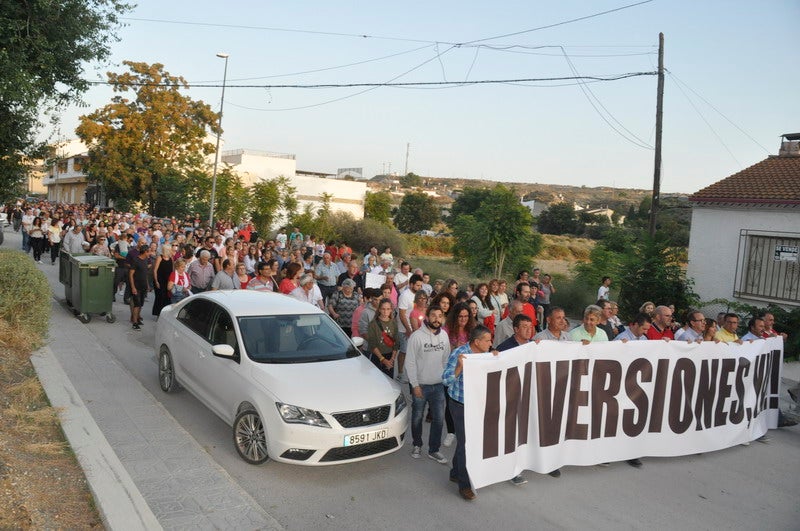 Así rezaba el manifiesto leído: «Un arreglo integral que dote a esta vía de unos arcenes decentes, que elimine curvas peligrosas y cambios de rasante que tantos accidentes han provocado en estos últimos años. Pedimos que sea incluida en los próximos presupuestos de la Junta de Andalucía. Hablamos de una carretera que une a las comarcas de Baza y Huéscar, y que de manera directa afecta a Benamaurel, Castilléjar, Cortes de Baza y Castril, así como a todos sus anejos»