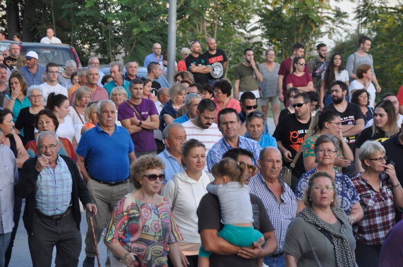 Así rezaba el manifiesto leído: «Un arreglo integral que dote a esta vía de unos arcenes decentes, que elimine curvas peligrosas y cambios de rasante que tantos accidentes han provocado en estos últimos años. Pedimos que sea incluida en los próximos presupuestos de la Junta de Andalucía. Hablamos de una carretera que une a las comarcas de Baza y Huéscar, y que de manera directa afecta a Benamaurel, Castilléjar, Cortes de Baza y Castril, así como a todos sus anejos»