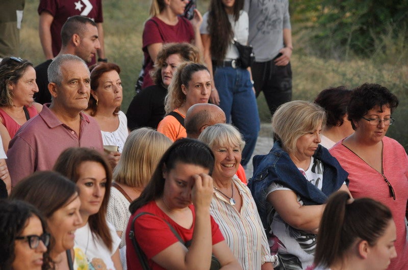 Así rezaba el manifiesto leído: «Un arreglo integral que dote a esta vía de unos arcenes decentes, que elimine curvas peligrosas y cambios de rasante que tantos accidentes han provocado en estos últimos años. Pedimos que sea incluida en los próximos presupuestos de la Junta de Andalucía. Hablamos de una carretera que une a las comarcas de Baza y Huéscar, y que de manera directa afecta a Benamaurel, Castilléjar, Cortes de Baza y Castril, así como a todos sus anejos»