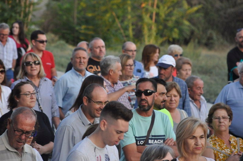 Así rezaba el manifiesto leído: «Un arreglo integral que dote a esta vía de unos arcenes decentes, que elimine curvas peligrosas y cambios de rasante que tantos accidentes han provocado en estos últimos años. Pedimos que sea incluida en los próximos presupuestos de la Junta de Andalucía. Hablamos de una carretera que une a las comarcas de Baza y Huéscar, y que de manera directa afecta a Benamaurel, Castilléjar, Cortes de Baza y Castril, así como a todos sus anejos»