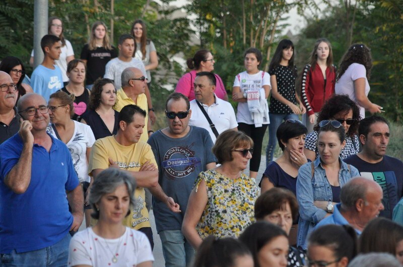 Así rezaba el manifiesto leído: «Un arreglo integral que dote a esta vía de unos arcenes decentes, que elimine curvas peligrosas y cambios de rasante que tantos accidentes han provocado en estos últimos años. Pedimos que sea incluida en los próximos presupuestos de la Junta de Andalucía. Hablamos de una carretera que une a las comarcas de Baza y Huéscar, y que de manera directa afecta a Benamaurel, Castilléjar, Cortes de Baza y Castril, así como a todos sus anejos»