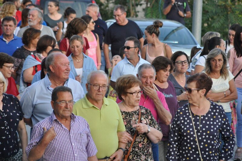 Así rezaba el manifiesto leído: «Un arreglo integral que dote a esta vía de unos arcenes decentes, que elimine curvas peligrosas y cambios de rasante que tantos accidentes han provocado en estos últimos años. Pedimos que sea incluida en los próximos presupuestos de la Junta de Andalucía. Hablamos de una carretera que une a las comarcas de Baza y Huéscar, y que de manera directa afecta a Benamaurel, Castilléjar, Cortes de Baza y Castril, así como a todos sus anejos»