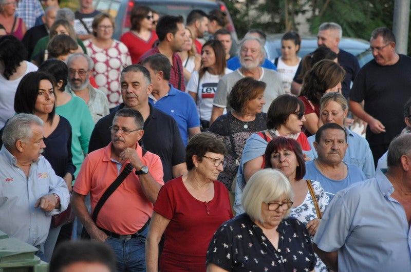 Así rezaba el manifiesto leído: «Un arreglo integral que dote a esta vía de unos arcenes decentes, que elimine curvas peligrosas y cambios de rasante que tantos accidentes han provocado en estos últimos años. Pedimos que sea incluida en los próximos presupuestos de la Junta de Andalucía. Hablamos de una carretera que une a las comarcas de Baza y Huéscar, y que de manera directa afecta a Benamaurel, Castilléjar, Cortes de Baza y Castril, así como a todos sus anejos»