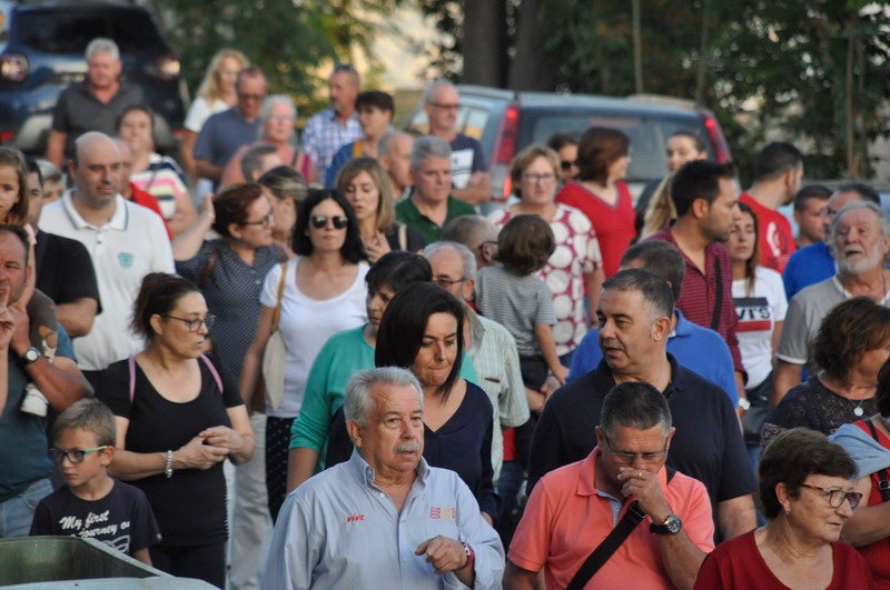 Así rezaba el manifiesto leído: «Un arreglo integral que dote a esta vía de unos arcenes decentes, que elimine curvas peligrosas y cambios de rasante que tantos accidentes han provocado en estos últimos años. Pedimos que sea incluida en los próximos presupuestos de la Junta de Andalucía. Hablamos de una carretera que une a las comarcas de Baza y Huéscar, y que de manera directa afecta a Benamaurel, Castilléjar, Cortes de Baza y Castril, así como a todos sus anejos»