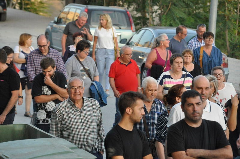 Así rezaba el manifiesto leído: «Un arreglo integral que dote a esta vía de unos arcenes decentes, que elimine curvas peligrosas y cambios de rasante que tantos accidentes han provocado en estos últimos años. Pedimos que sea incluida en los próximos presupuestos de la Junta de Andalucía. Hablamos de una carretera que une a las comarcas de Baza y Huéscar, y que de manera directa afecta a Benamaurel, Castilléjar, Cortes de Baza y Castril, así como a todos sus anejos»