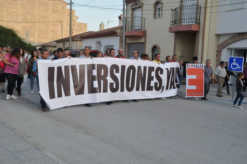 Así rezaba el manifiesto leído: «Un arreglo integral que dote a esta vía de unos arcenes decentes, que elimine curvas peligrosas y cambios de rasante que tantos accidentes han provocado en estos últimos años. Pedimos que sea incluida en los próximos presupuestos de la Junta de Andalucía. Hablamos de una carretera que une a las comarcas de Baza y Huéscar, y que de manera directa afecta a Benamaurel, Castilléjar, Cortes de Baza y Castril, así como a todos sus anejos»