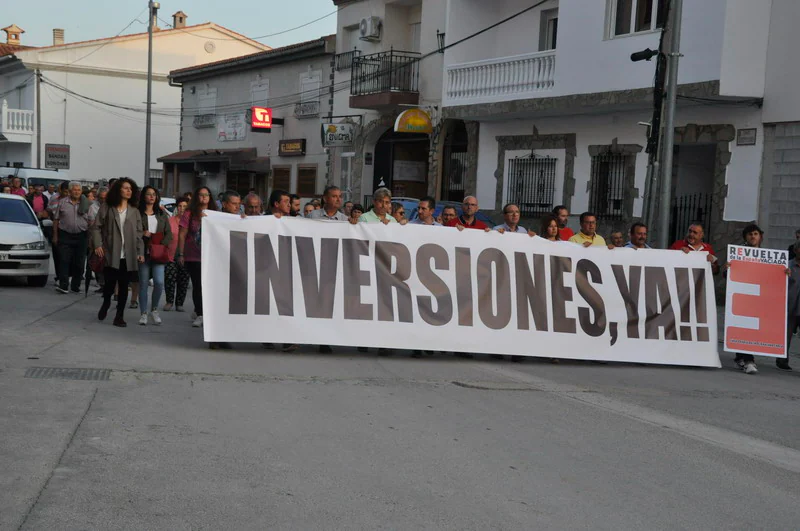 Así rezaba el manifiesto leído: «Un arreglo integral que dote a esta vía de unos arcenes decentes, que elimine curvas peligrosas y cambios de rasante que tantos accidentes han provocado en estos últimos años. Pedimos que sea incluida en los próximos presupuestos de la Junta de Andalucía. Hablamos de una carretera que une a las comarcas de Baza y Huéscar, y que de manera directa afecta a Benamaurel, Castilléjar, Cortes de Baza y Castril, así como a todos sus anejos»