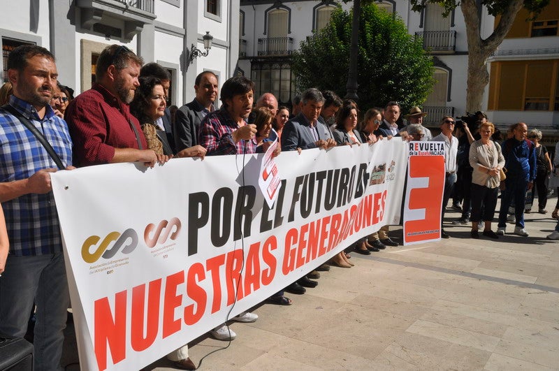 250 personas participan en la concentración organizada por la Asociación Amigos del Ferrocarril de la Comarca de Baza 