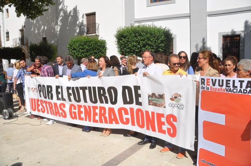 250 personas participan en la concentración organizada por la Asociación Amigos del Ferrocarril de la Comarca de Baza 